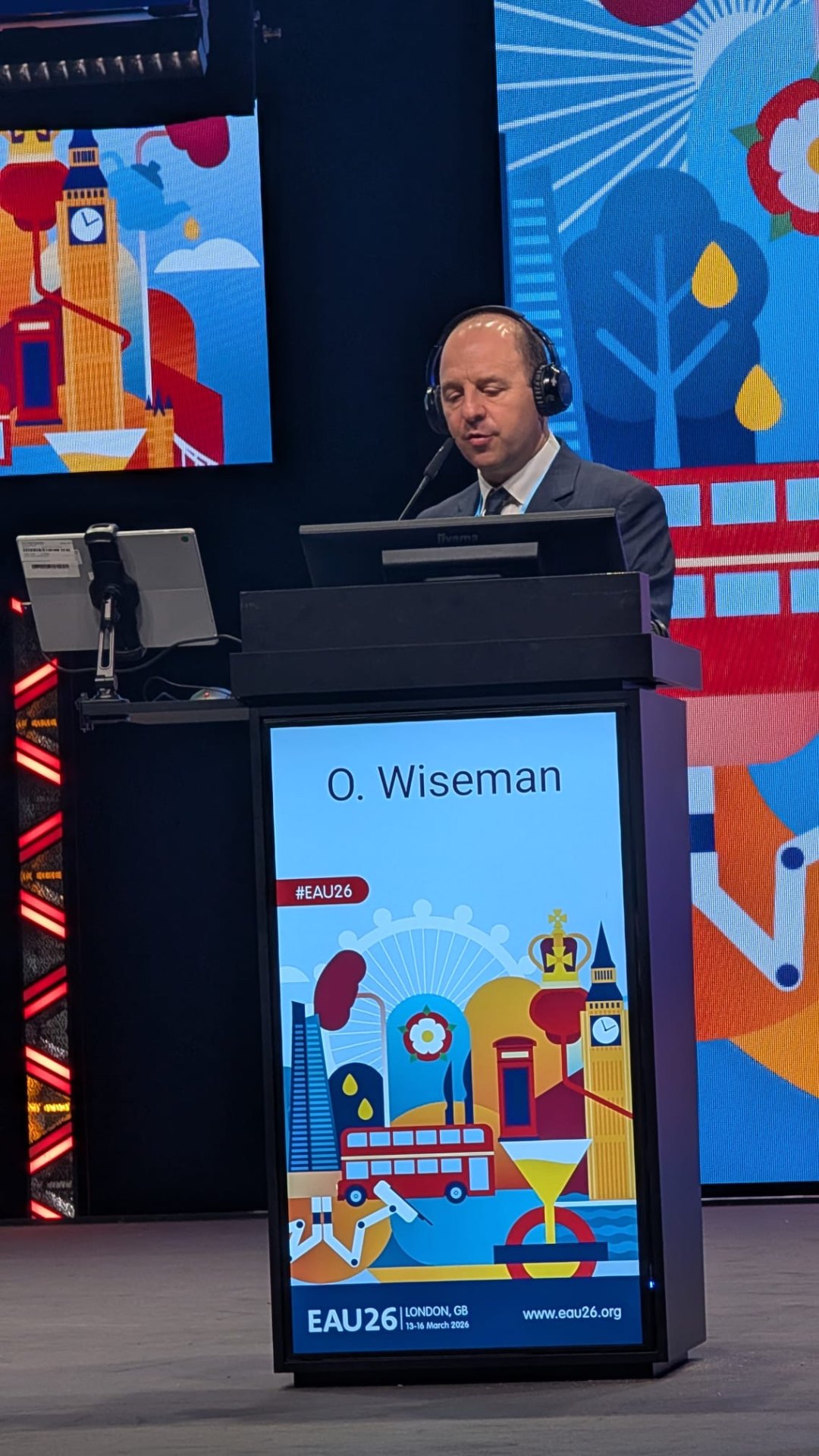 Mr Wiseman performing semi-live surgery at EAU26 London